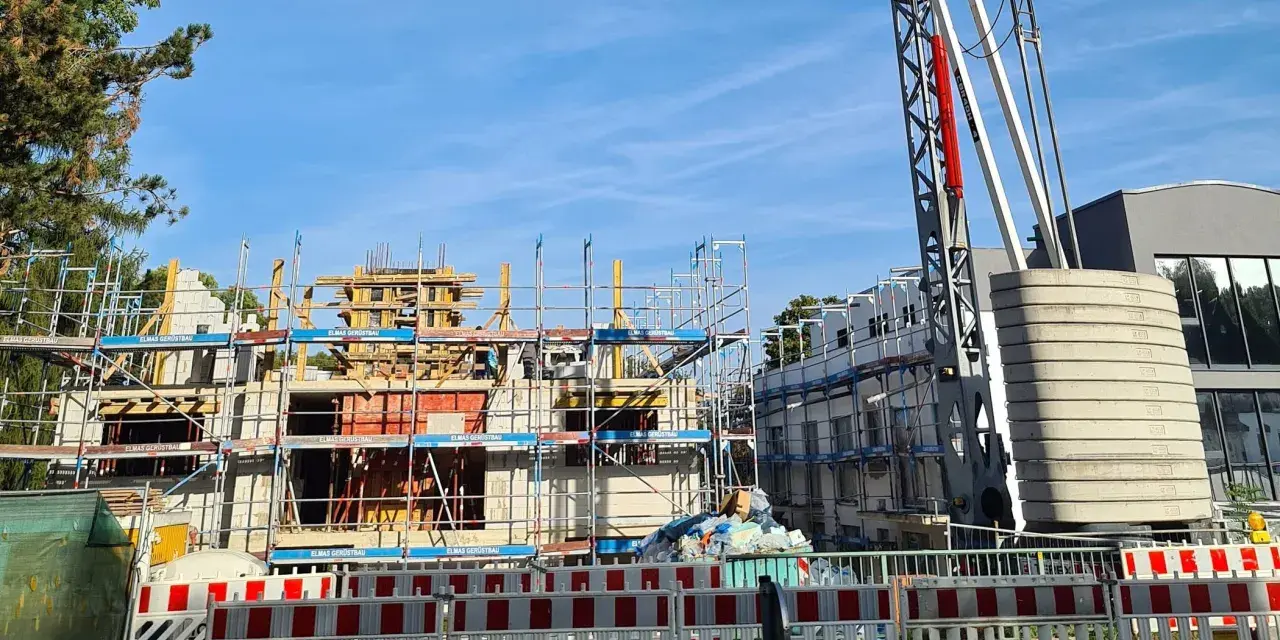 Baustelle in Solingen: Ein Kran ragt über ein im Bau befindliches Gebäude. Die steigenden immobilienpreise solingen spiegeln sich in solchen Projekten wider.