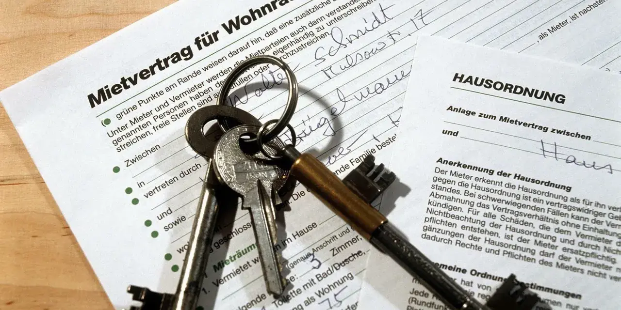 Schlüssel und Mietvertrag für Wohnräume liegen bereit, um den Mietvertrag zu unterschreiben.