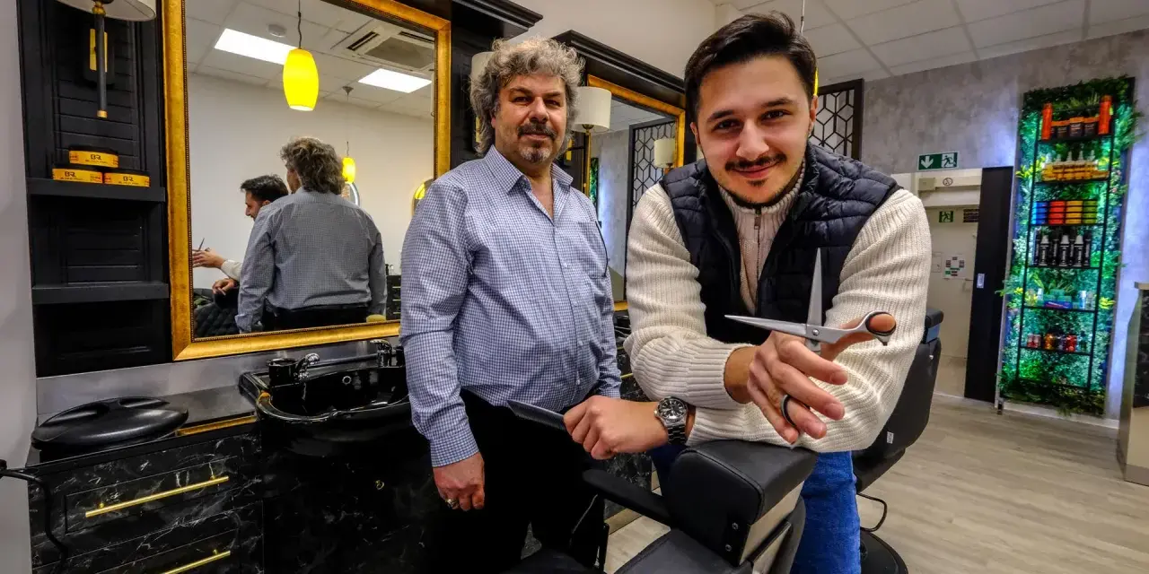 Zwei Herren in einem modernen Salon, bereit für einen Haarschnitt. Der Salon "Schnittkaue Recklinghausen" bietet stilvolle Atmosphäre und professionelle Pflege.