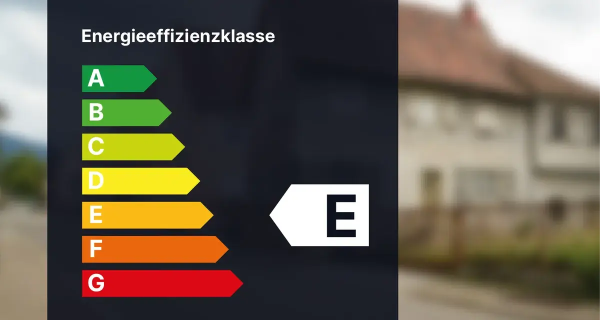 Energieeffizienzklasse E auf einem dunklen Hintergrund, daneben eine Skala von A bis G.