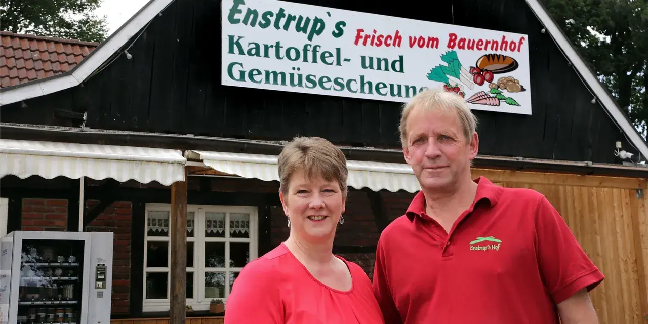 Ein Paar vor Enstrup's Kartoffel- und Gemüsescheune in Haltern. Frische Produkte direkt vom Bauernhof.