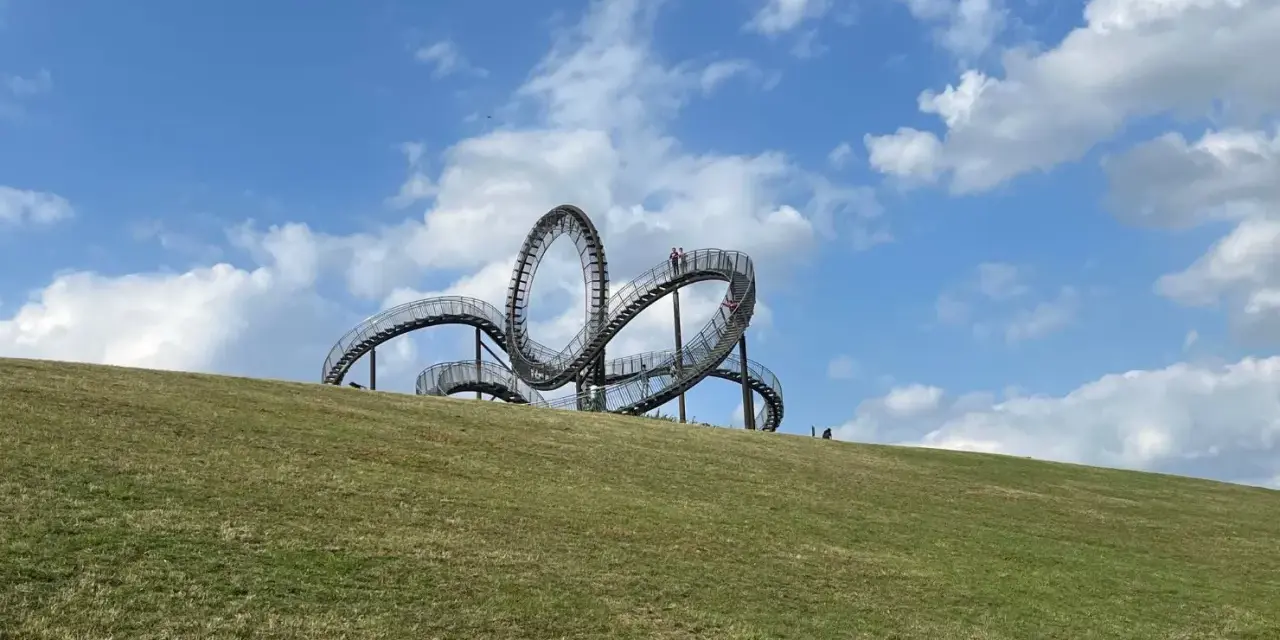Ein spannender Ausflug mit Kindern zur "Tiger and Turtle" Achterbahn-Skulptur.