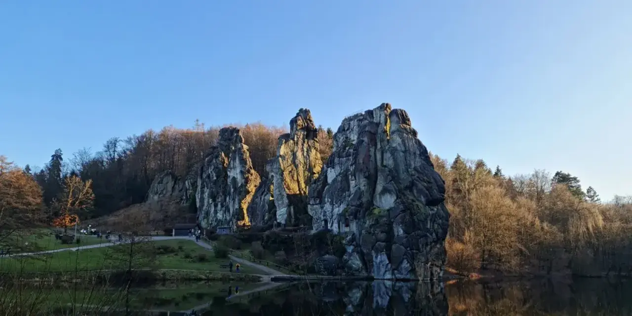 Felsformationen am Seeufer, ein tolles Ziel für ausflugsziele im umkreis von 30km.