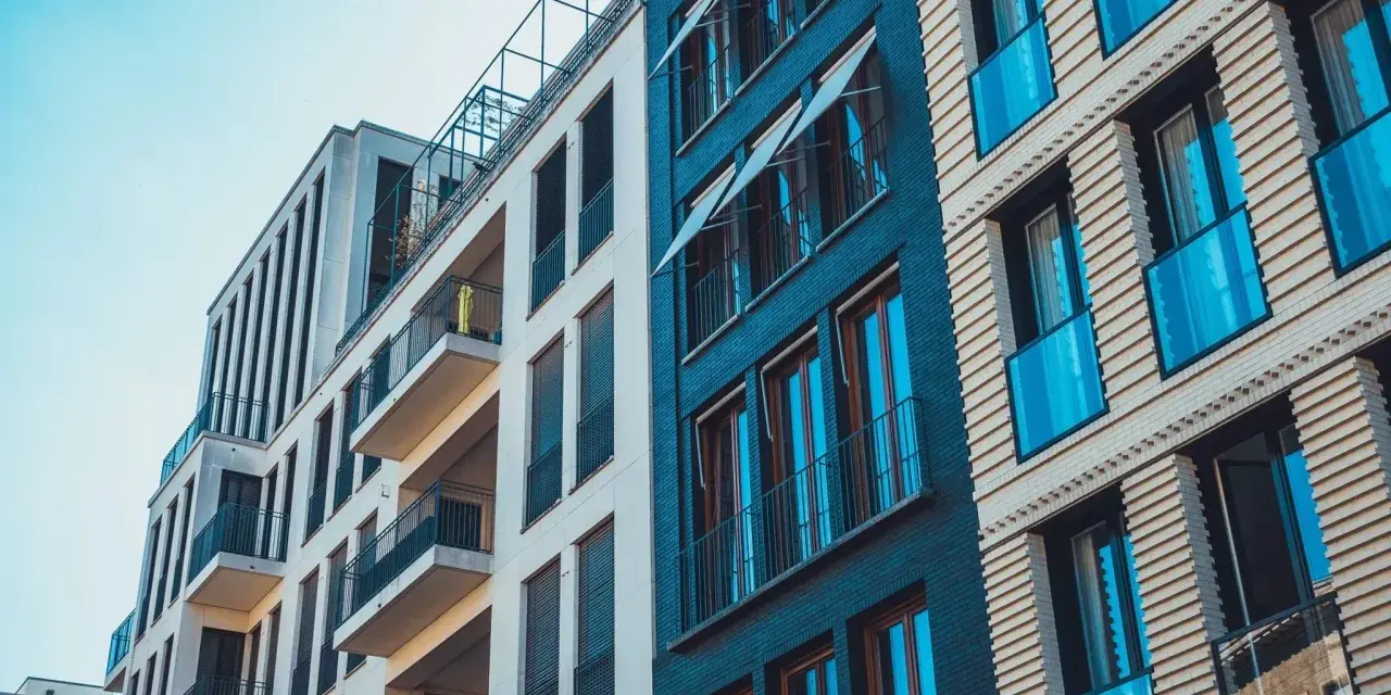 Moderne Mehrfamilienhäuser mit Balkonen und großen Fenstern. Ein Blick auf die steigenden immobilienpreise lippe.