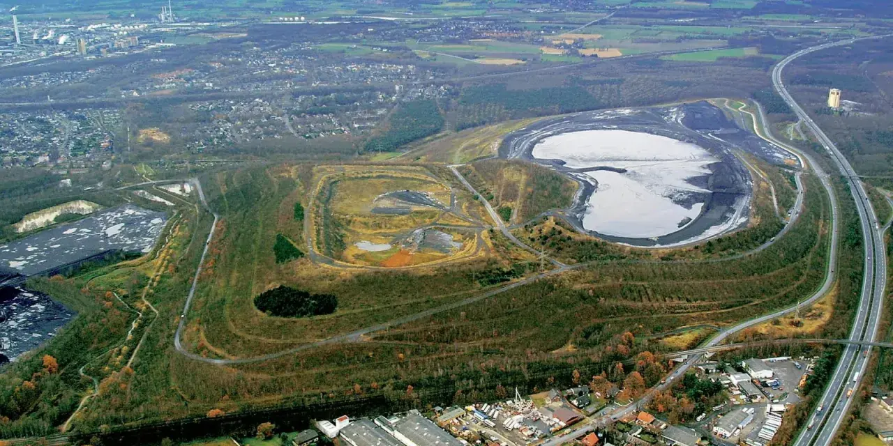 Brinkfortsheide Marl: Eine weite Landschaft mit Industrieanlagen, Wohngebieten und einer großen Abraumhalde.