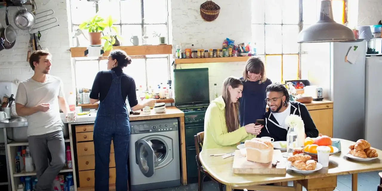 WG-Leben: Freunde frühstücken und besprechen den wg mietvertrag.