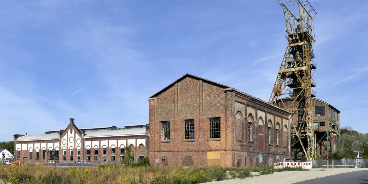 Die Zeche Ewald Fortsetzung mit ihrem markanten Förderturm und Backsteingebäuden, ein Zeugnis industrieller Vergangenheit.