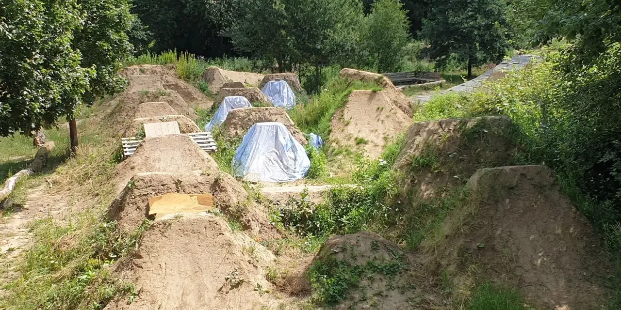 Erdhügel und Sprünge im Bikepark Haltern, bereit für actionreiche Abenteuer.