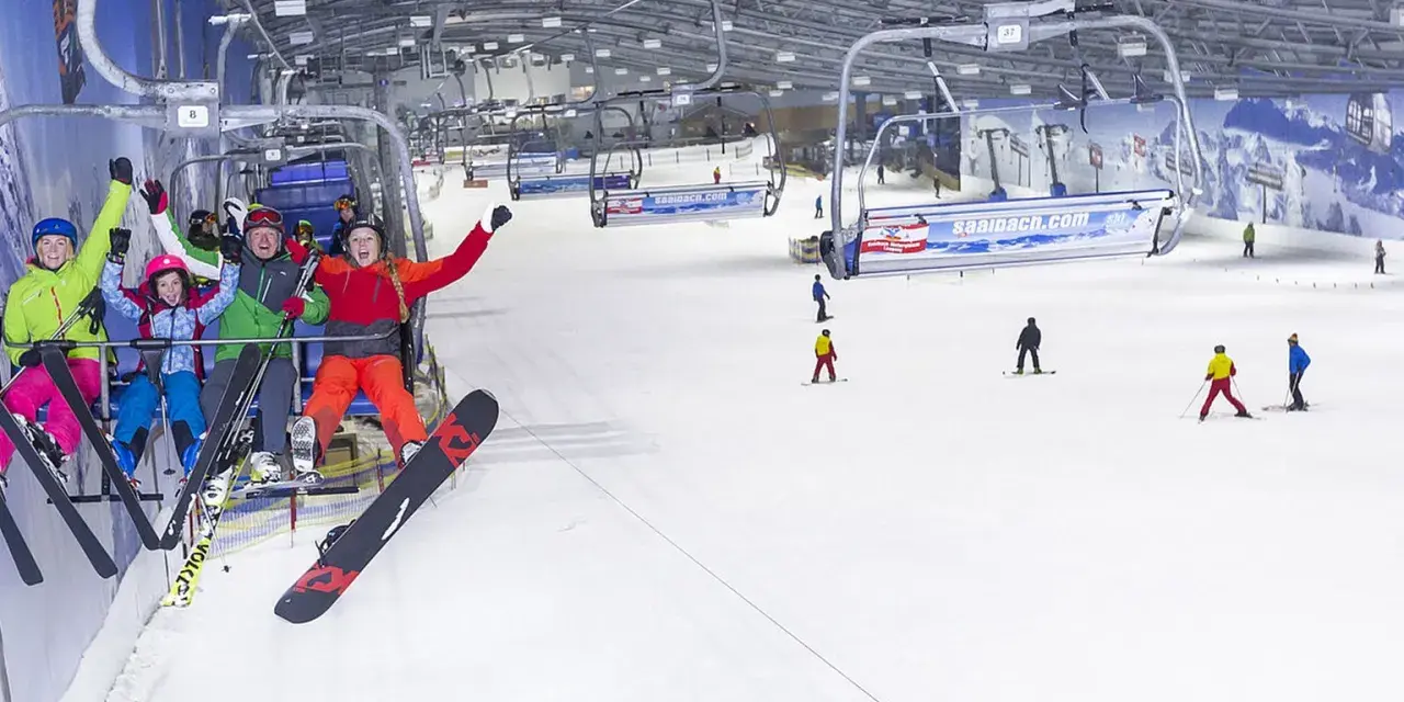 Familie genießt eine Fahrt mit dem Sessellift in der Bottroper Skihalle, bereit für den Wintersport.