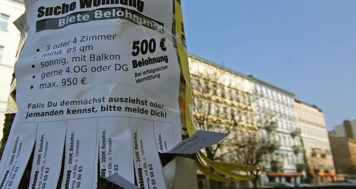 Wohnungsgesuch mit Belohnung. Achtung: Mietbetrug durch Vermieter möglich, wenn Angebote zu gut klingen. Hier: 500€ für erfolgreiche Vermittlung.