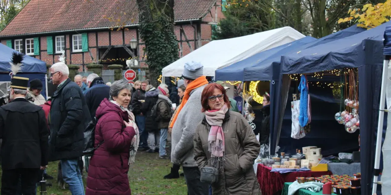 Besucher genießen den Herten Weihnachtsmarkt mit Ständen, Lichtern und festlicher Atmosphäre.