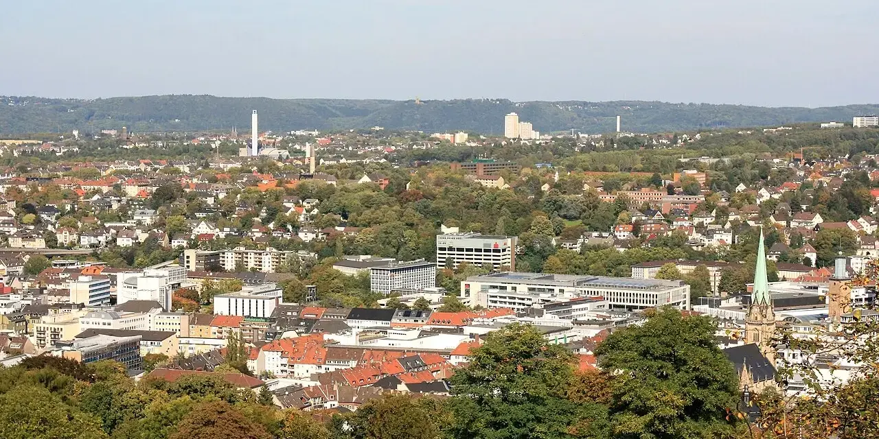 Blick über Hagen mit vielen Gebäuden und Bäumen. Die Immobilienpreise in Hagen spiegeln die Vielfalt der Stadt wider.