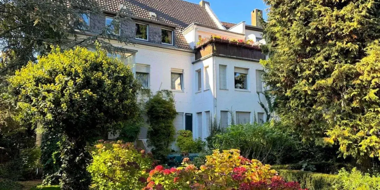 Ein schönes Haus in Reisholz, umgeben von üppigem Grün. Die Immobilienpreise hier spiegeln die idyllische Lage wider.