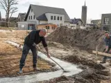 Bauarbeiter legen Fundament in Bocholt. Der Quadratmeterpreis für Grundstücke hier könnte durch solche Bauprojekte beeinflusst werden.