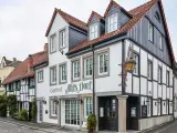 Fachwerkhäuser säumen eine Gasse im Dorf Westerholt. Das Gasthof "Altes Dorf" ist gut erkennbar.