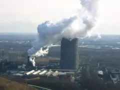 Rauch steigt aus dem hohen Turm der Kokerei Bottrop auf. Die Schließung dieser Industrieanlage markiert das Ende einer Ära.