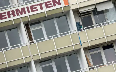 Fassade eines Mehrfamilienhauses mit der Aufschrift "ERMIETEN". Hier könnte man sich über den Mietspiegel Steinhagen informieren.