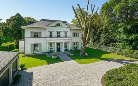 Elegante Villa mit Garten und Garage in Krefeld. Ein Blick auf die Immobilie, die die aktuellen immobilienpreise krefeld widerspiegelt.
