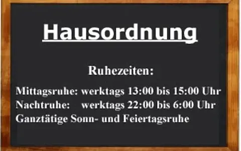 Hausordnung mit Ruhezeiten: Mittagsruhe 13-15 Uhr, Nachtruhe 22-6 Uhr, ganztägig an Sonn- und Feiertagen.