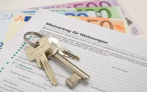 Mietvertrag für Wohnungen mit Schlüsseln und Euro-Scheinen. Informiert über den Mietspiegel Goch.