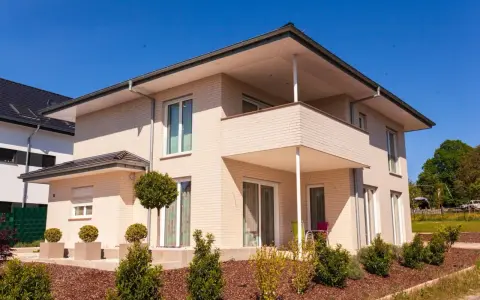 Modernes Haus mit Balkon in Herford. Informieren Sie sich über aktuelle immobilienpreise Herford für Ihr Traumhaus.