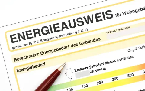 Ein Energieausweis für Wohngebäude zeigt, was der Energieausweis aussagt: den berechneten Energiebedarf und die CO2-Emissionen.