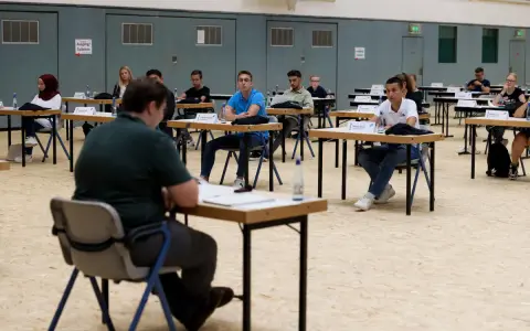 Jugendliche sitzen an Tischen in einer Halle, bereit für eine Sitzung des Jugendparlaments Bottrop.