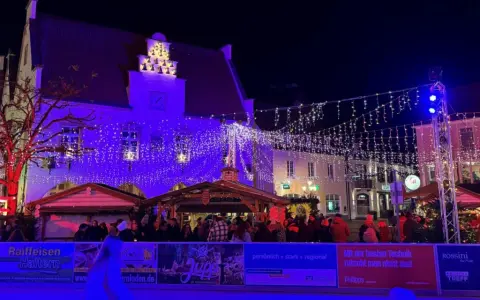 Festlicher weihnachtsmarkt Haltern am See mit bunten Lichtern, Buden und vielen Besuchern.