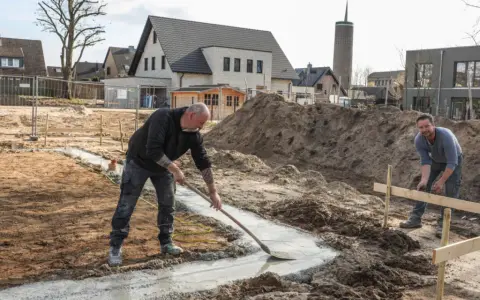 Bauarbeiter legen Fundament in Bocholt. Der Quadratmeterpreis für Grundstücke hier könnte durch solche Bauprojekte beeinflusst werden.