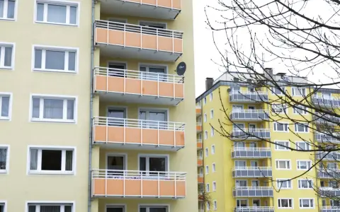 Mehrfamilienhäuser in Erkrath mit Balkonen und Fenstern. Ein Blick auf den Mietspiegel Erkrath könnte hier nützlich sein.