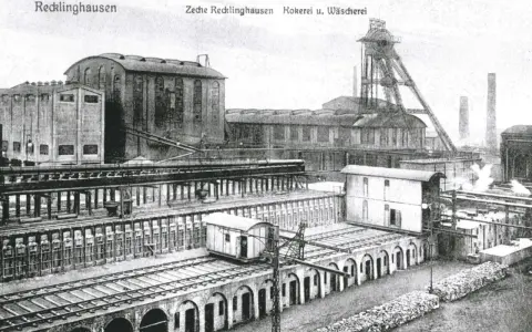 Industriekomplex Zeche Recklinghausen Hochlarmark mit Förderturm, Gebäuden und Bahngleisen.