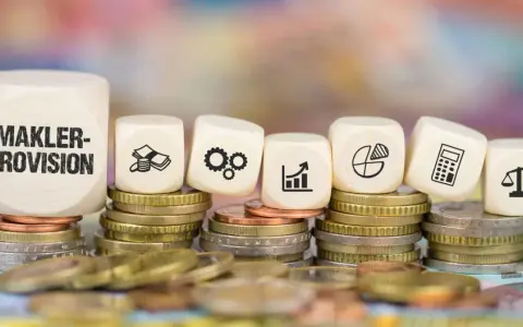 Holzwürfel mit "Makler-Provision" und Symbolen für Geld, Zahnräder, Wachstum, Diagramm, Rechner und Waage auf Münzstapeln. Ein nachweismakler und vermittlungsmakler verstehen diese Symbole.
