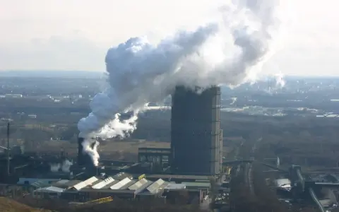 Rauch steigt aus dem hohen Turm der Kokerei Bottrop auf. Die Schließung dieser Industrieanlage markiert das Ende einer Ära.