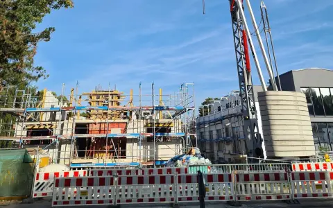 Baustelle in Solingen: Ein Kran ragt über ein im Bau befindliches Gebäude. Die steigenden immobilienpreise solingen spiegeln sich in solchen Projekten wider.