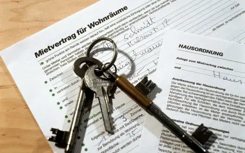 Schlüssel und Mietvertrag für Wohnräume liegen bereit, um den Mietvertrag zu unterschreiben.