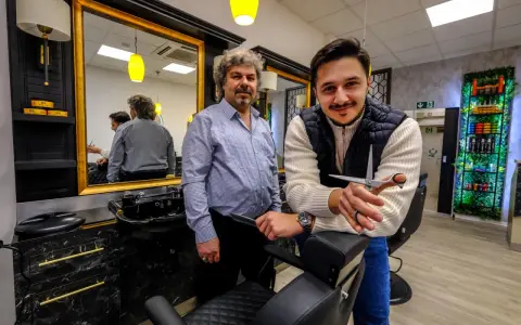 Zwei Herren in einem modernen Salon, bereit für einen Haarschnitt. Der Salon "Schnittkaue Recklinghausen" bietet stilvolle Atmosphäre und professionelle Pflege.