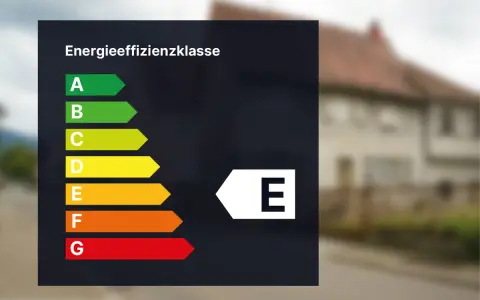 Energieeffizienzklasse E auf einem dunklen Hintergrund, daneben eine Skala von A bis G.