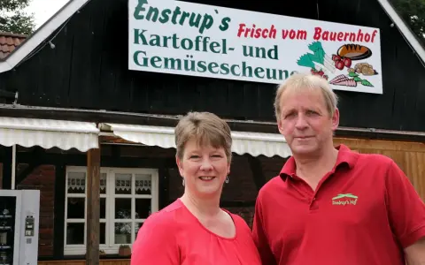 Ein Paar vor Enstrup's Kartoffel- und Gemüsescheune in Haltern. Frische Produkte direkt vom Bauernhof.