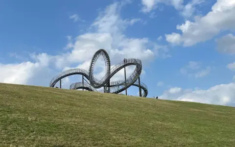 Ein spannender Ausflug mit Kindern zur "Tiger and Turtle" Achterbahn-Skulptur.