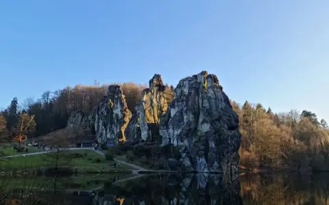 Felsformationen am Seeufer, ein tolles Ziel für ausflugsziele im umkreis von 30km.