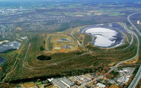 Brinkfortsheide Marl: Eine weite Landschaft mit Industrieanlagen, Wohngebieten und einer großen Abraumhalde.