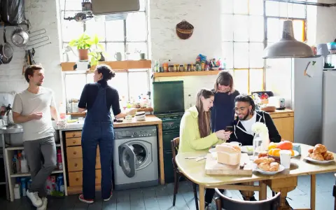 WG-Leben: Freunde frühstücken und besprechen den wg mietvertrag.