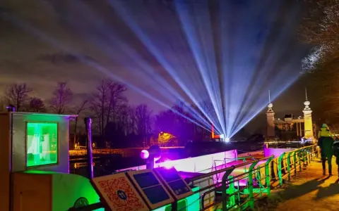 Lichterzauber am weihnachtsmarkt schiffshebewerk henrichenburg. Strahlende Lichtkegel erhellen den Nachthimmel über dem beleuchteten Schiffshebewerk.