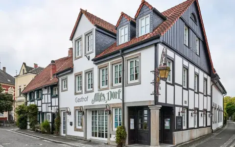 Fachwerkhäuser säumen eine Gasse im Dorf Westerholt. Das Gasthof "Altes Dorf" ist gut erkennbar.