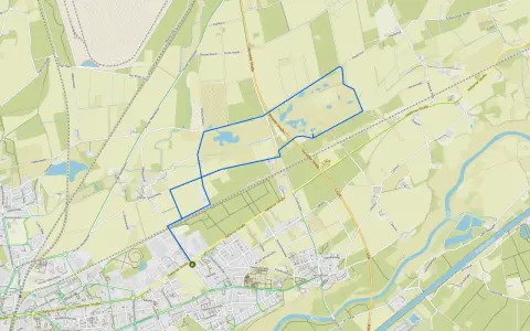 Eine blaue Route schlängelt sich durch Felder und Wälder, vorbei an Gewässern und durch die Nähe von Dorsten.
