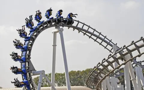 Achtung, Adrenalin pur! Auf dieser Achterbahn in Bottrop erleben Besucher Nervenkitzel. Was kann man in Bottrop machen? Hier gibt's Action!