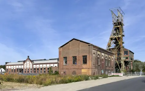 Die Zeche Ewald Fortsetzung mit ihrem markanten Förderturm und Backsteingebäuden, ein Zeugnis industrieller Vergangenheit.