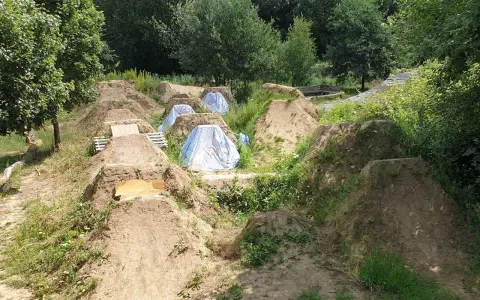 Erdhügel und Sprünge im Bikepark Haltern, bereit für actionreiche Abenteuer.