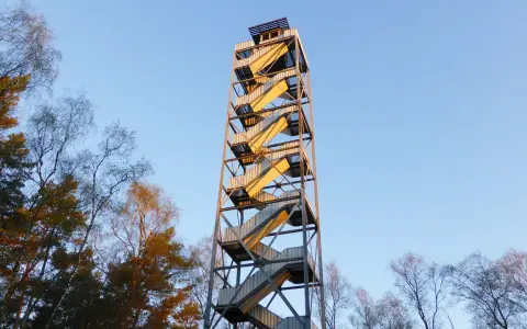 Der feuerwachturm Hohe Mark ragt mit seinen gewendelten Treppen in den blauen Himmel. Umgeben von kahlen Bäumen, verspricht er eine weite Aussicht.