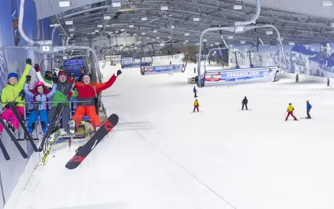 Familie genießt eine Fahrt mit dem Sessellift in der Bottroper Skihalle, bereit für den Wintersport.
